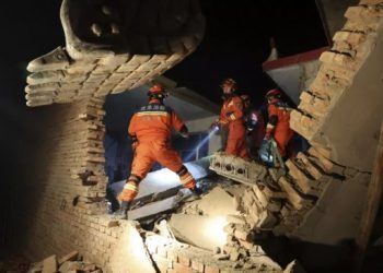 Çin’de depremzedeler soğuğa karşı yaşam mücadelesi veriyor