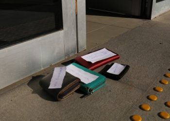 Mersin SGK İl Müdürlüğü önüne boş cüzdan bırakıldı