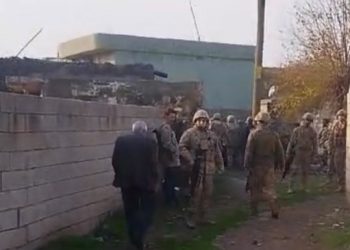 Köyü ablukaya alan askerler çadırlara yerleşti