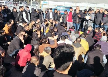 Direnişteki işçilere jandarma barikatı