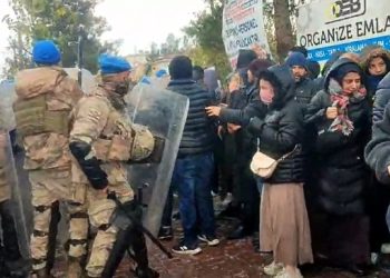 Jandarma direnişteki Özak Tekstil işçilerine yine saldırdı: Çok sayıda gözaltı