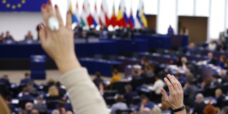 AB Konseyi ve AP göç politikasını reforme etmek üzere beş başlıkta anlaşmaya vardı