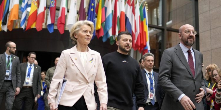 AB, Macaristan'ın itirazına rağmen Ukrayna ile katılım müzakerelerini başlatma kararı aldı