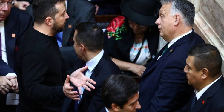 AB'deki vetosunu kaldırması için Orban'a yakın markaj uygulayan Zelenskiy, ABD yardımlarının akıbeti için Biden'la görüşecek