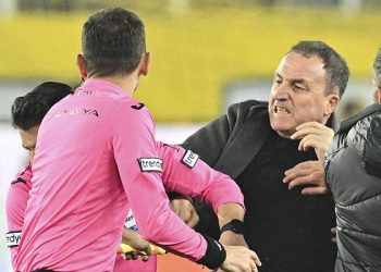 AK Parti kurucusu ve iki dönem milletvekili diye bir kulüp başkanına "Fair Play ödülü" verirsen o ödül gelir yumruk olur