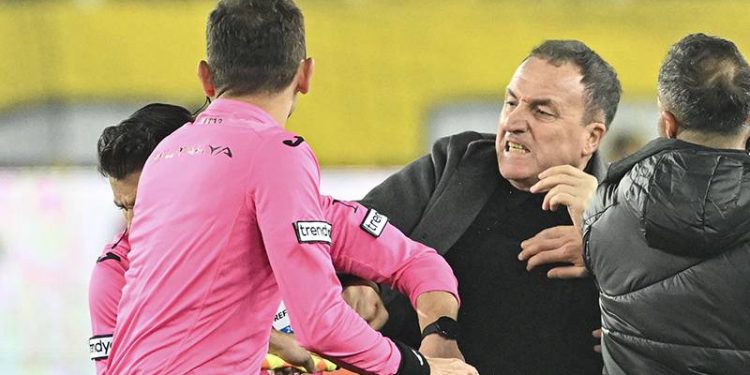 AK Parti kurucusu ve iki dönem milletvekili diye bir kulüp başkanına "Fair Play ödülü" verirsen o ödül gelir yumruk olur