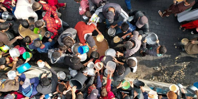 Açlıktan ölümle savaşan Filistinliler yardım kamyonlarını yollarda durduruyor: İsrail'deki kapı nihayet yardım geçişine açıldı