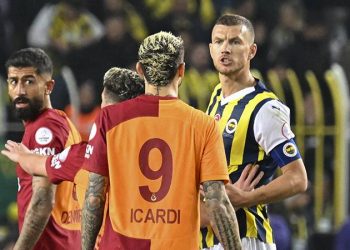 Adam kafasını direğe vurdu ve onu Instagram'a koyup penaltı için ağladılar