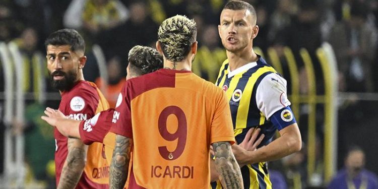 Adam kafasını direğe vurdu ve onu Instagram'a koyup penaltı için ağladılar