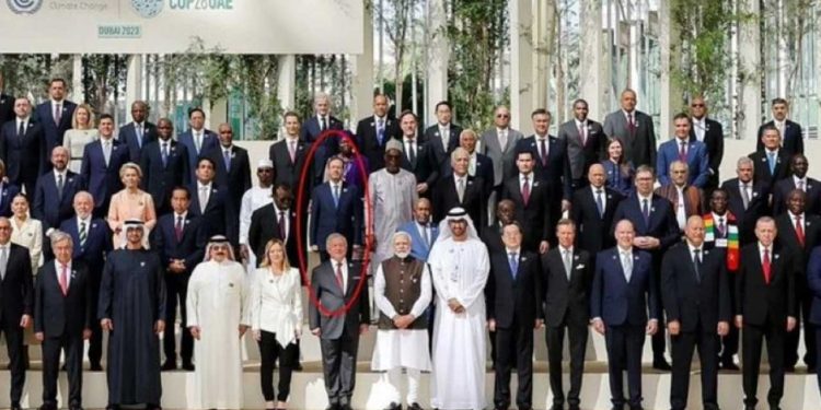 Ahmet Davutoğlu: Kardeşlerimiz katledilirken, İsrail Cumhurbaşkanıyla aynı fotoğrafta olmaktan vicdanınız sızlamadı mı