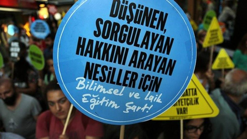 Alevi derneklerinden Kadıköy'de 'laik eğitim' mitingi