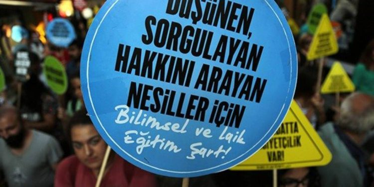 Alevi derneklerinden Kadıköy'de 'laik eğitim' mitingi