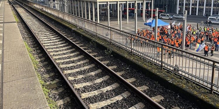 Almanya'da makinistler ve demir yolları çalışanları bir kez daha greve gidecek