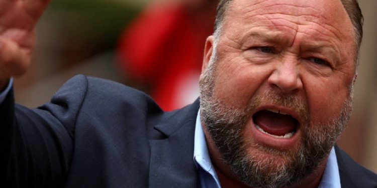 'Amerika'nın en çok sansürlenen adamı' X'e geri döndü