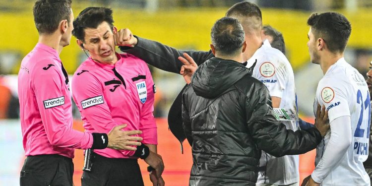 Ankaragücü Başkanı Faruk Koca'dan hakem Halil Umut Meler'e sahada yumruk ve tekmeli saldırı!