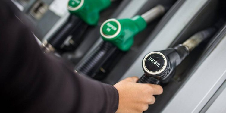 Aracı olanları isyan ettirecek zam yolda: Benzin ve motorinde 2024 tahminleri korkuttu