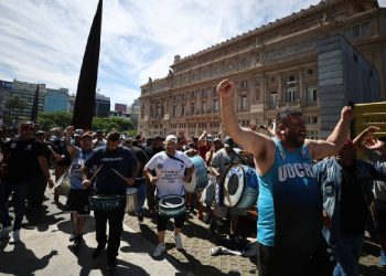 Arjantin işçi sınıfı, Adalet Sarayı önünde: Milei'nin işçi haklarını kaldıran kararnamesi anayasaya aykırılıktan iptal edilsin