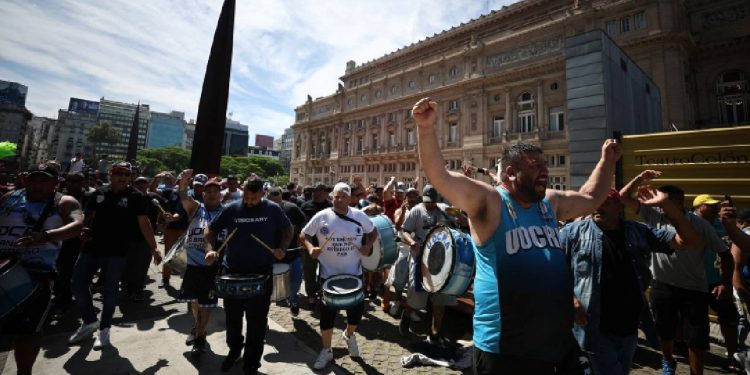 Arjantin işçi sınıfı, Adalet Sarayı önünde: Milei'nin işçi haklarını kaldıran kararnamesi anayasaya aykırılıktan iptal edilsin