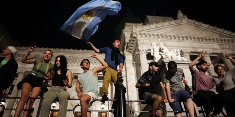 Arjantin'de Javier Milei'nin 'şok terapisi'ne karşı ilk büyük protesto: Binlerce işsiz sokağa döküldü