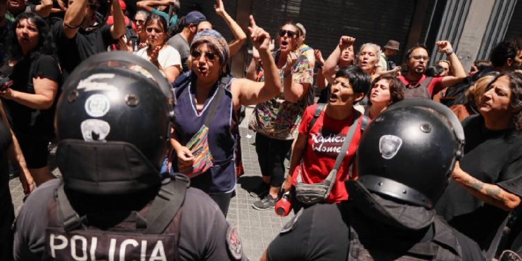 Arjantinliler 'şok terapisine' karşı sokağa döküldü: Milei, polis müdahalesinin faturasını protestoculara göndereceğini açıkladı