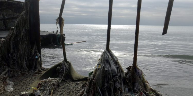 Dev dalgalar Avcılar sahilini bir çöplüğe dönüştürdü