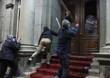 Belgrad karıştı, Cumhurbaşkanı Vucic 'Renkli devrim girişimi' dedi, Başbakan Brnabiс istihbarat veren Rusya'ya teşekkür etti