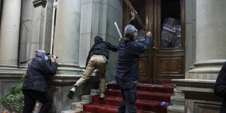 Belgrad karıştı, Cumhurbaşkanı Vucic 'Renkli devrim girişimi' dedi, Başbakan Brnabiс istihbarat veren Rusya'ya teşekkür etti