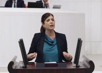 Beştaş’tan Kürtçe şiire müdahale eden Bozdağ’a tepki