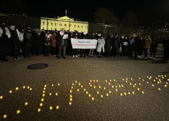 Beyaz Saray çalışanları yüzlerini kapatıp Beyaz Saray önünde ateşkes istedi