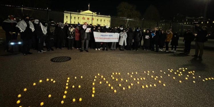 Beyaz Saray çalışanları yüzlerini kapatıp Beyaz Saray önünde ateşkes istedi