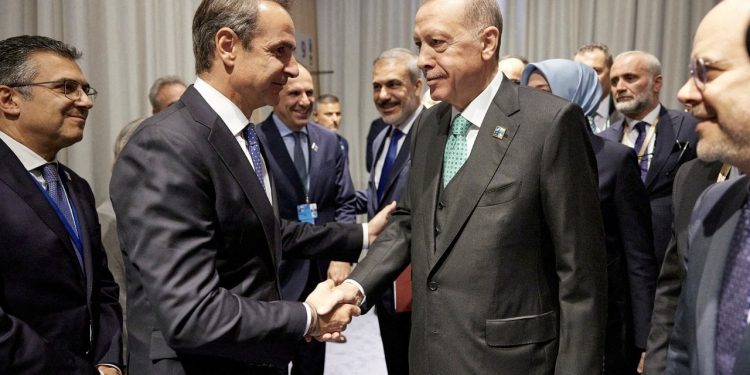 Bloomberg: Yunanistan, adalara seyahat için Türkiye vatandaşlarına geçici vizeyi geri getirecek