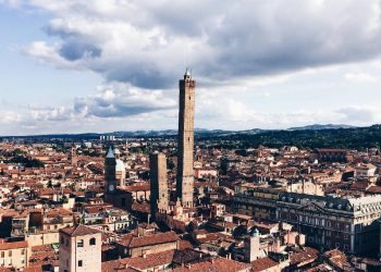 Bolonya'nın yıkılma tehlikesiyle karşı karşıya kalan eğik kulesine operasyon