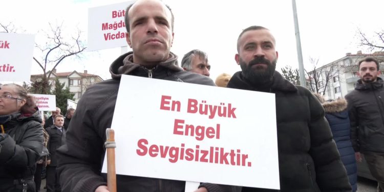 CHP Ankara İl Başkanlığı'ndan engellilerin sesini duyurmak için 'yalın ayak' yürüyüş