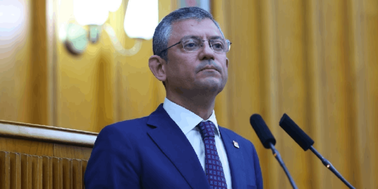 CHP lideri Özel'den çağrı: Atatürk fotoğrafları ve Türk bayraklarıyla takımlarımızı karşılayalım