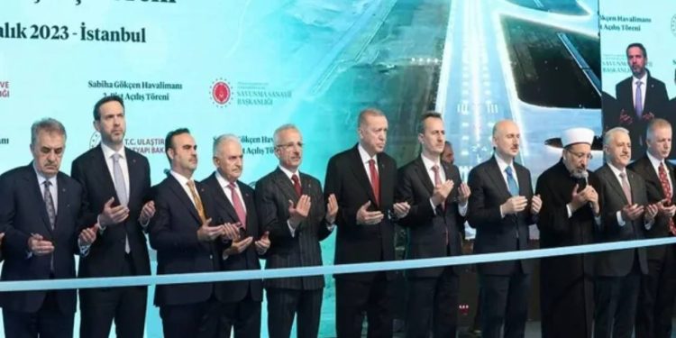 CHP'li Karasu: Sabiha Gökçen'in 2. pistinin aceleyle açılmasının sebebi İbrahim Çeçen