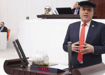 CHP'li vekil kürsüye köylü şapkasıyla çıktı: 'Çiftçiye şapkasını ters giydirdiniz, lanet olsun!'