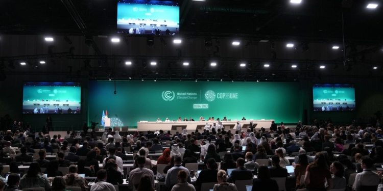 COP28: Üye ülkeler fosil yakıtlardan uzaklaşmak için ilk kez anlaşmaya vardı