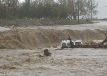 Çanakkale’yi sağanak vurdu, Kepez Çayı taştı!