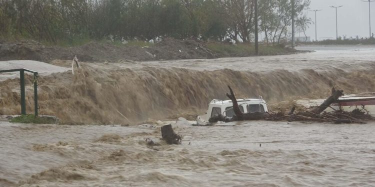 Çanakkale’yi sağanak vurdu, Kepez Çayı taştı!