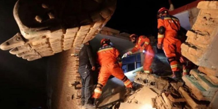 Çin’deki depremde 131 kişi öldü