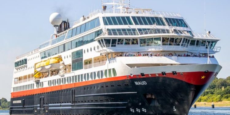 Cruise gemisi MS Maud Kuzey Denizi'nde fırtınaya yakalandı