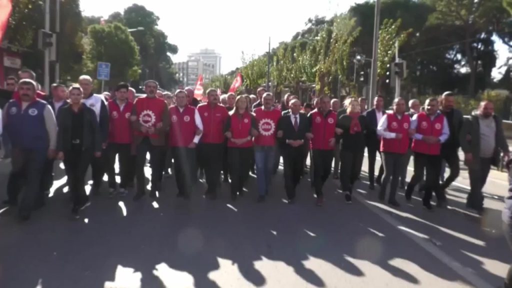 DİSK, 'Vergide adalet, gelirde adalet, insanca yaşanabilir bir ücret' için İzmir'de