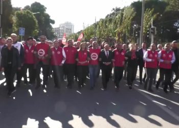 DİSK, 'Vergide adalet, gelirde adalet, insanca yaşanabilir bir ücret' için İzmir'de