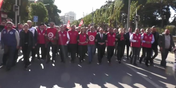 DİSK, 'Vergide adalet, gelirde adalet, insanca yaşanabilir bir ücret' için İzmir'de