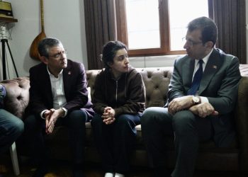 Özel ve İmamoğlu öldürülen kuryenin evine gitti