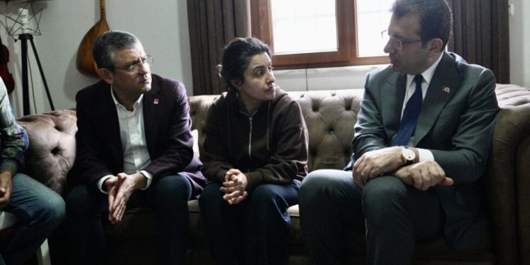 Özel ve İmamoğlu öldürülen kuryenin evine gitti