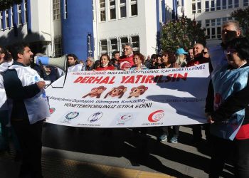 Ege Üniversitesi'ndeki sağlık emekçileri ödeme yapılmazsa iş bırakacak