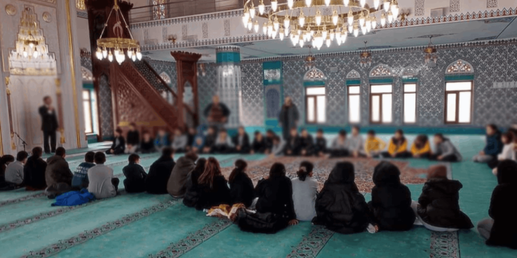 Eğitime değil, dine yatırıma devam... Türkiye'de cami sayısı, okul sayısını geçti