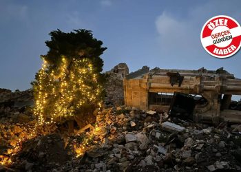 Enkazın arasında Antakya'da Noel kutlaması: Geçmişte buradaydık, bugün de buradayız