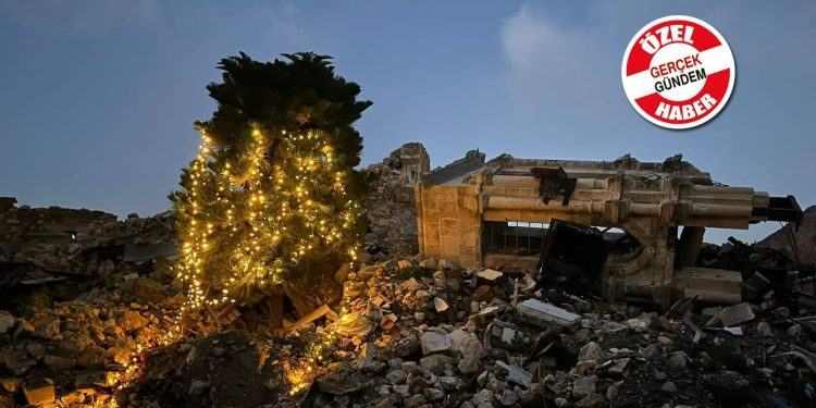 Enkazın arasında Antakya'da Noel kutlaması: Geçmişte buradaydık, bugün de buradayız